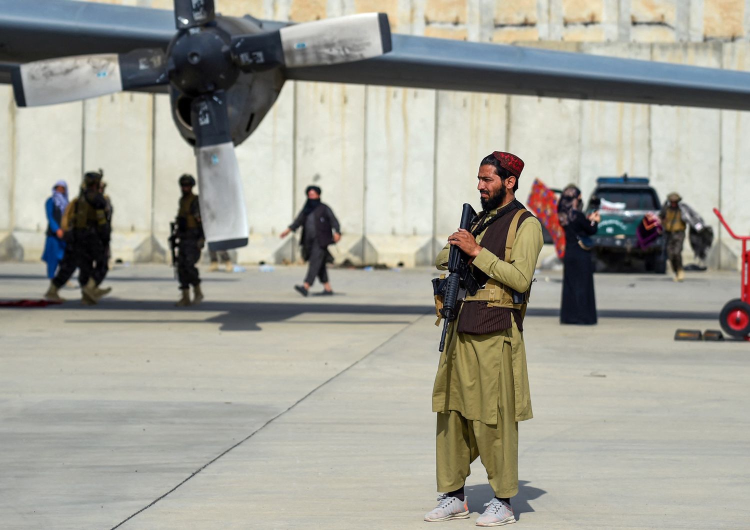 Soldato talebano all'aeroporto di Kabul