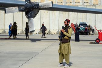 Soldato talebano all'aeroporto di Kabul