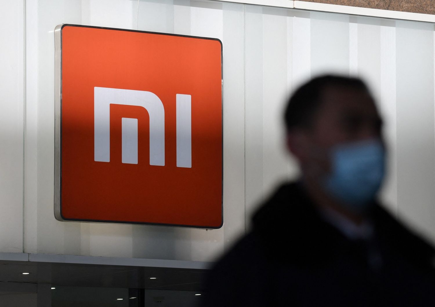 Un passante davanti a un negozio di Xiaomi a Pechino&nbsp;