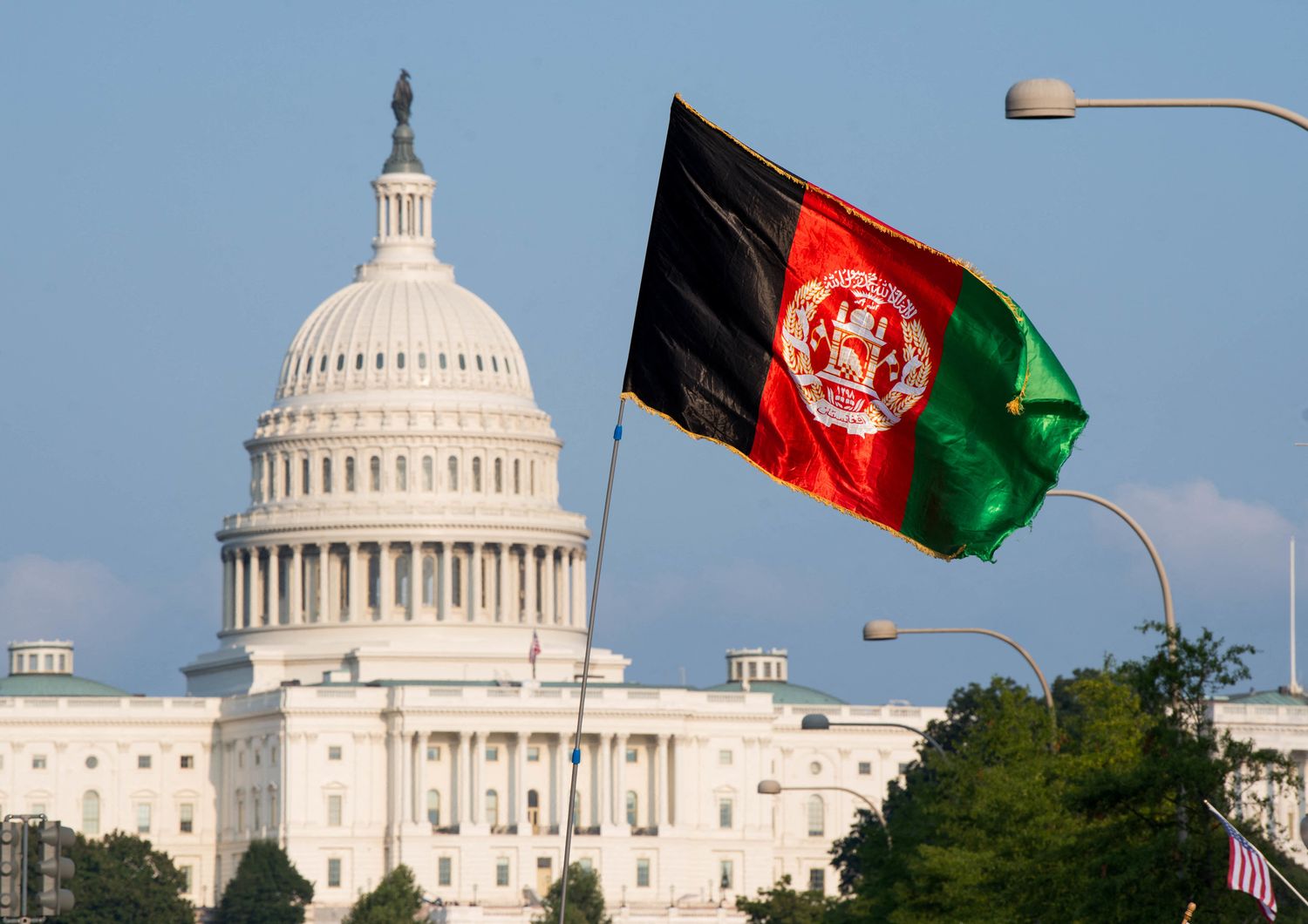 La bandiera afghana con Capitol Hill sullo sfondo&nbsp;