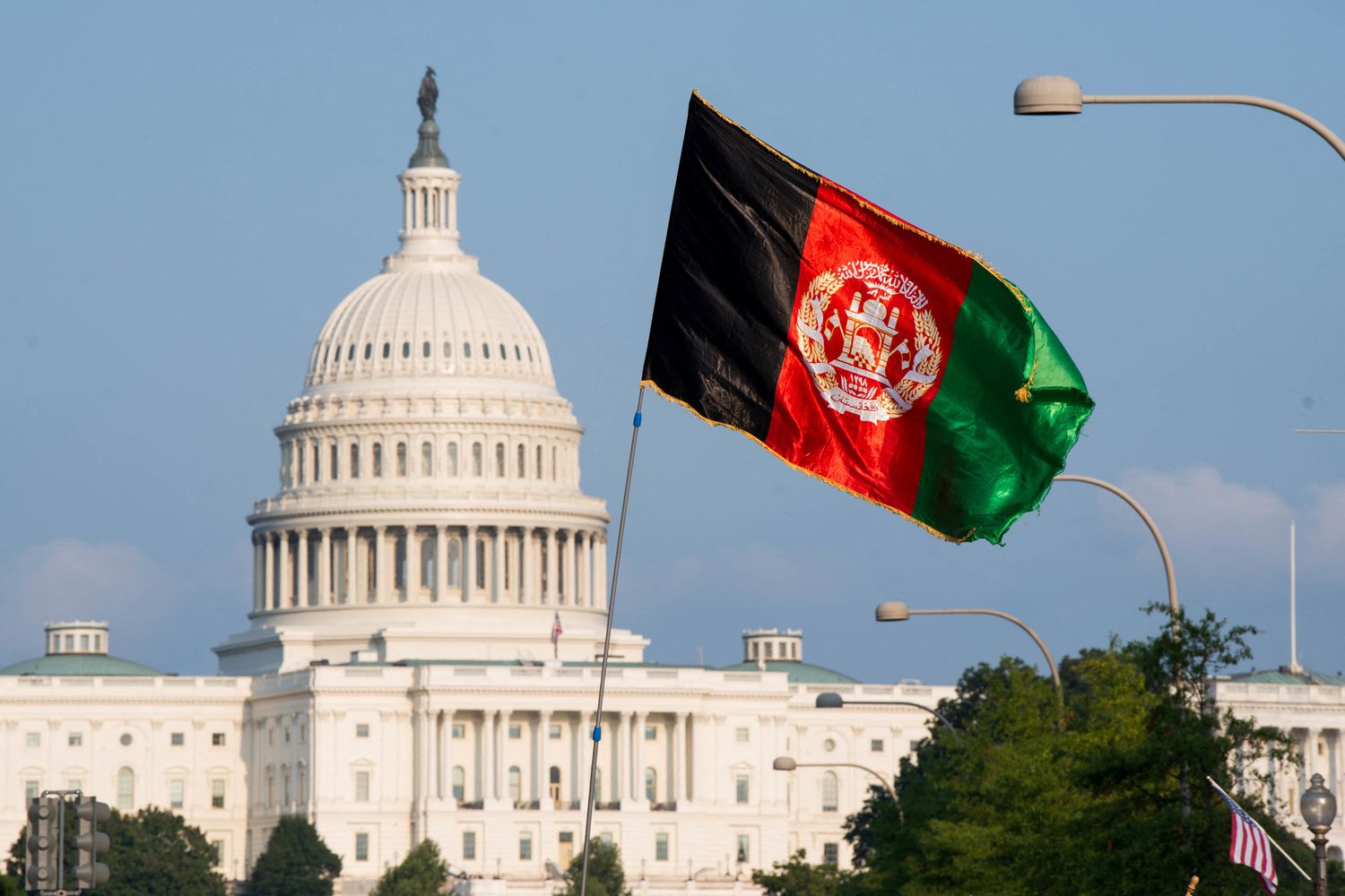 La bandiera afghana con Capitol Hill sullo sfondo&nbsp;