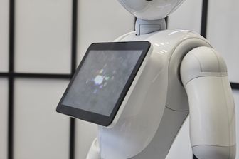 sguardo robot condiziona decisioni umane