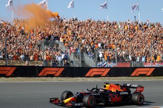 I tifosi festeggiano Verstappen dopo la pole conquistata in Olanda