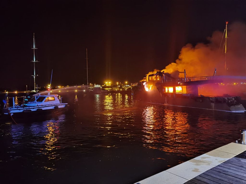 Lo yacht maltese in fiamme nel porto turistico di Olbia