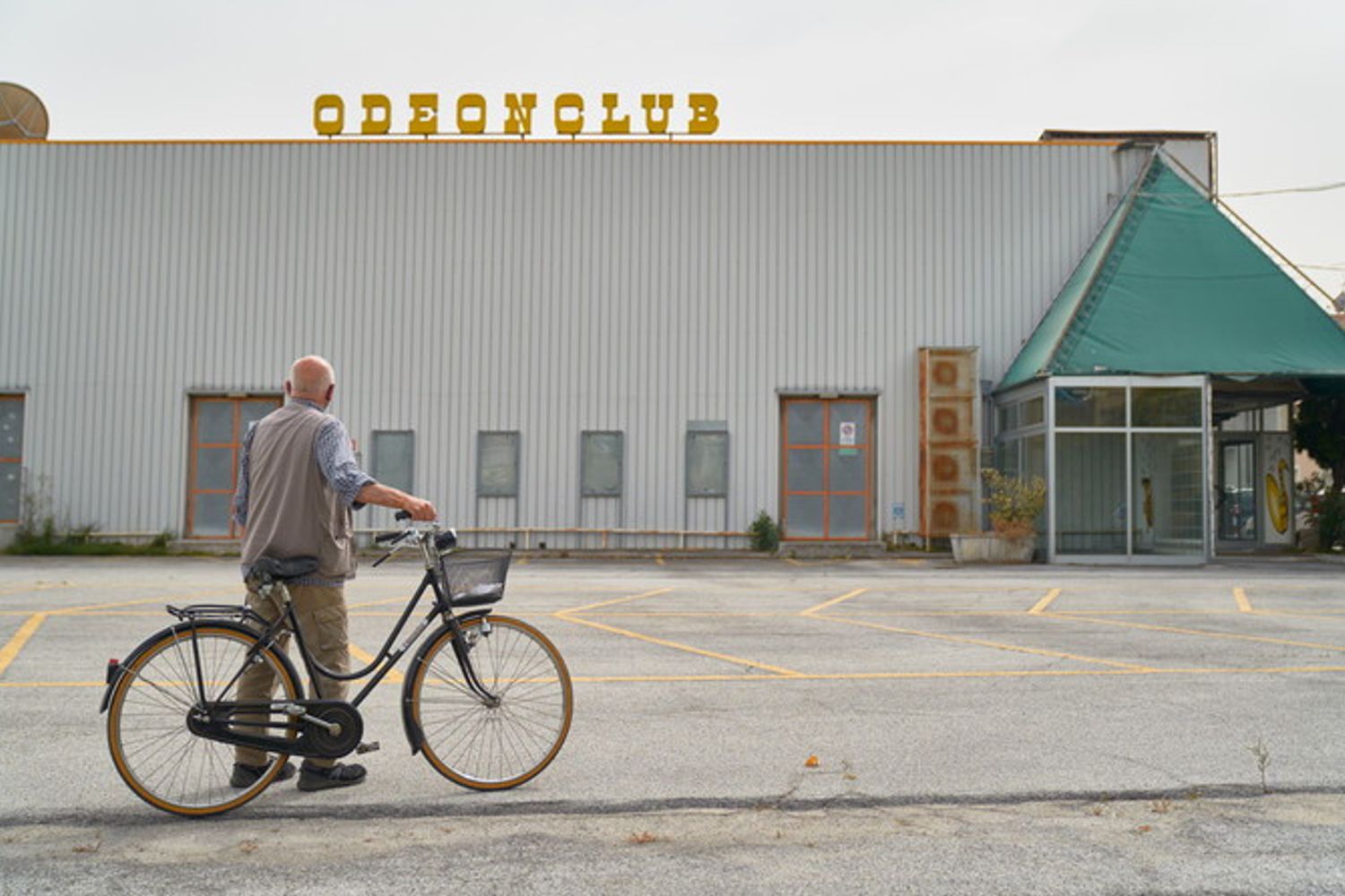 Un anziano davanti a una balera di Sant'Arcangelo di Romagna chiusa dall'esplosione della pandemia