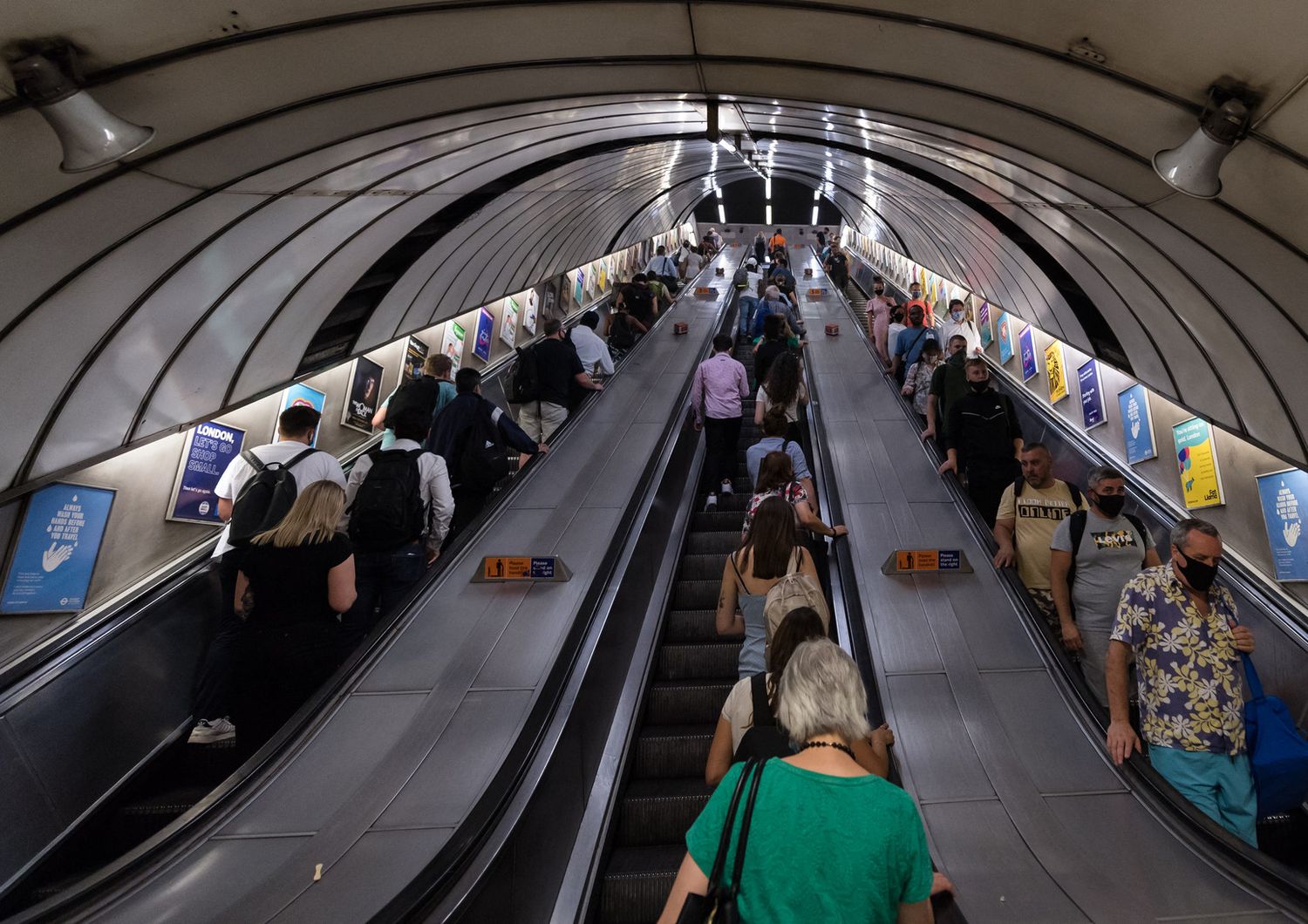 Pendolari nella metropolitana di Londra