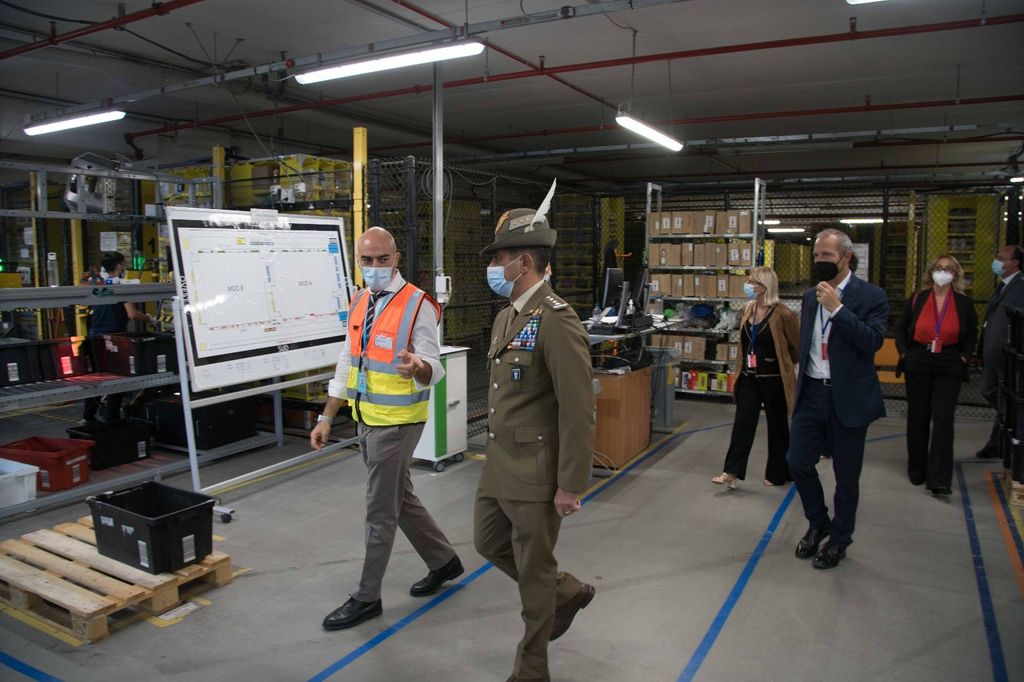 Il generale Figliuolo al centro Amazon di Passo Corese