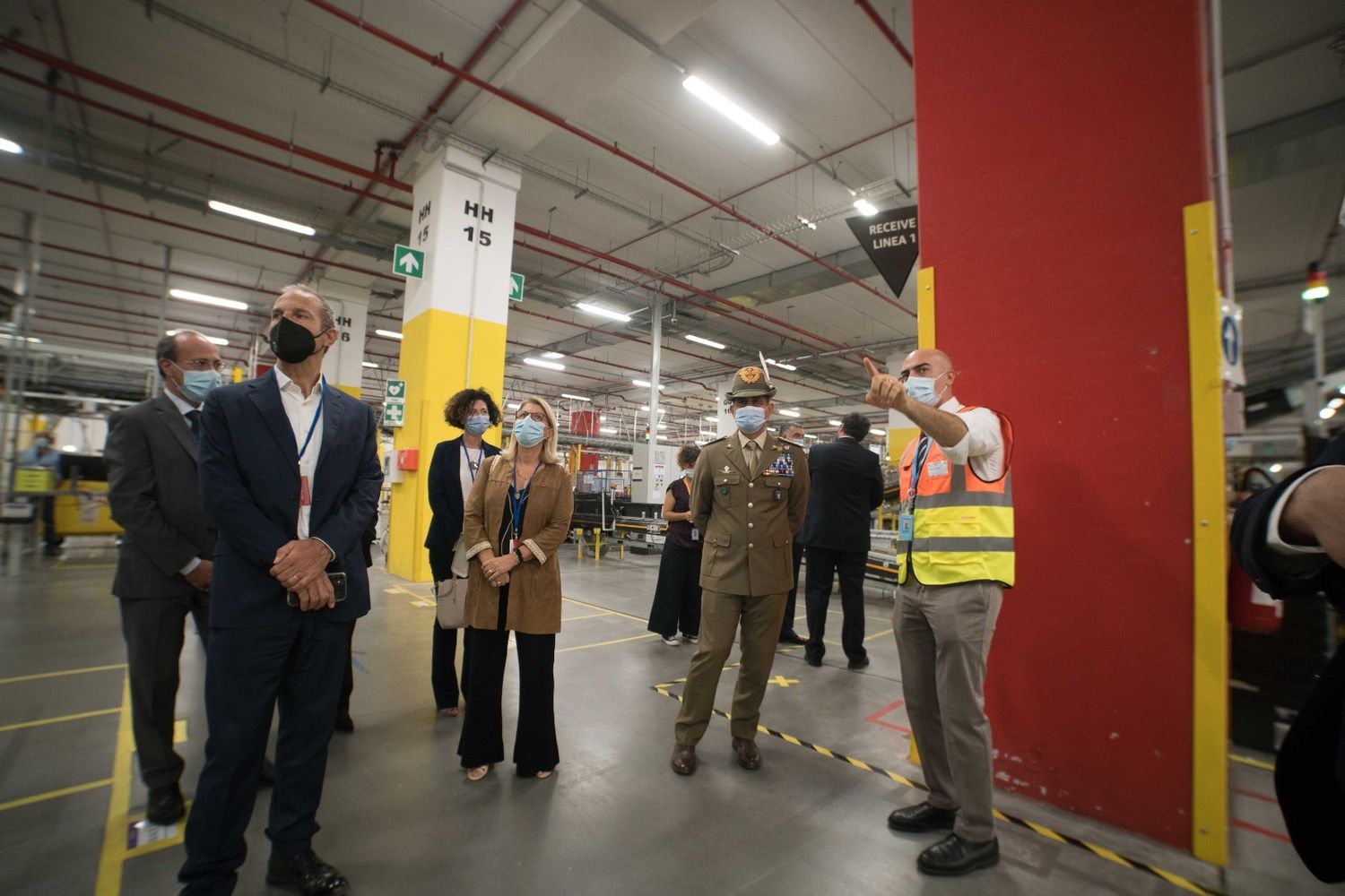 Il generale Figliuolo al centro Amazon di Passo Corese