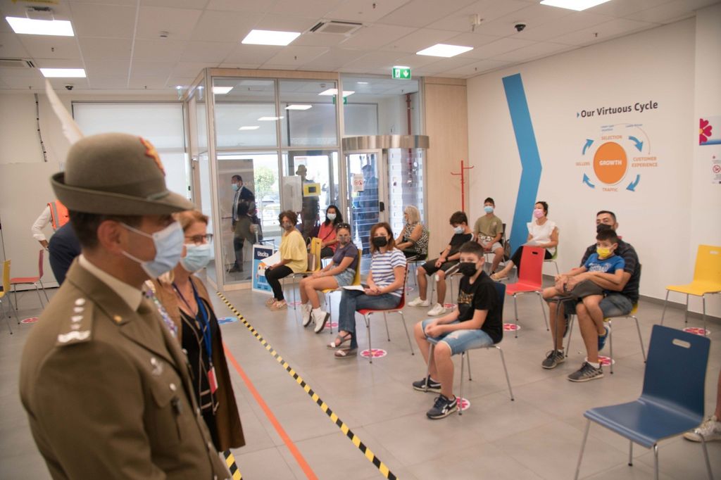 Il generale Figliuolo al centro Amazon di Passo Corese