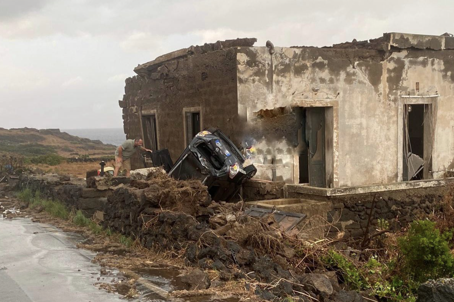 Un'auto scaraventata contro il muro di una casa dalla tromba d'aria che ha colpito Pantelleria
