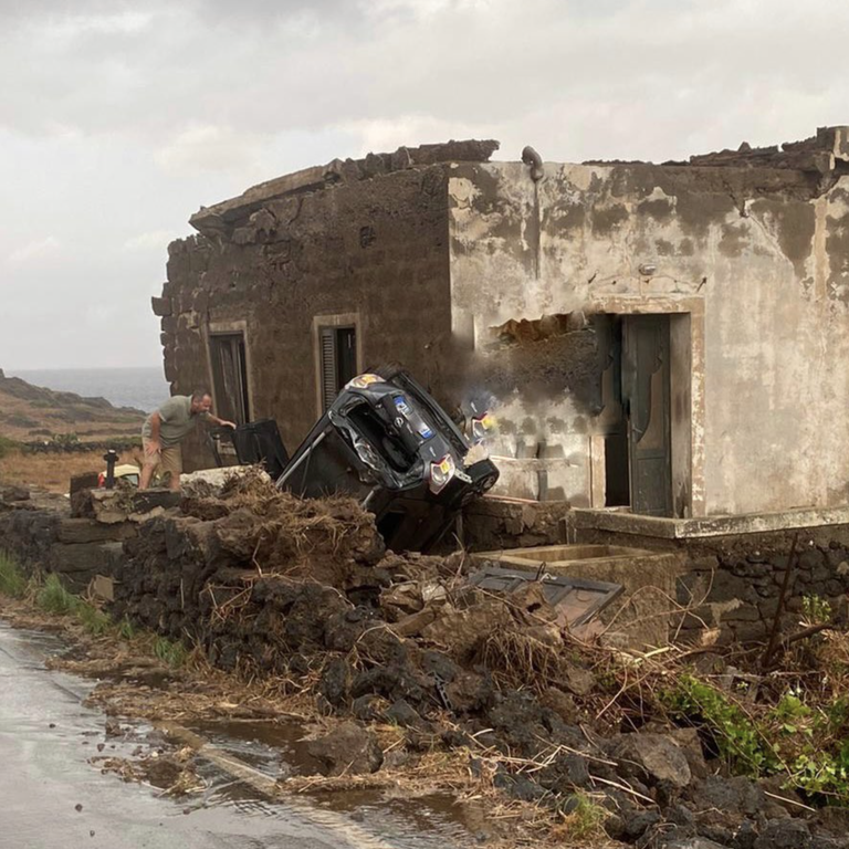 Un'auto scaraventata contro il muro di una casa dalla tromba d'aria che ha colpito Pantelleria