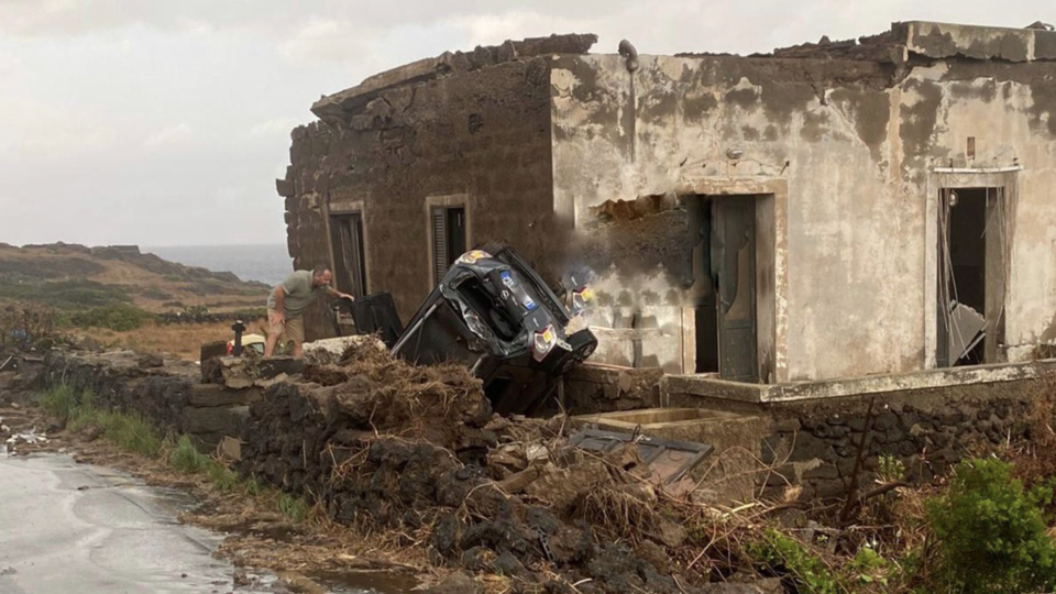 Un'auto scaraventata contro il muro di una casa dalla tromba d'aria che ha colpito Pantelleria