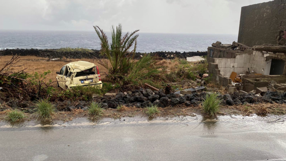 I danni fatti dalla tromba d'aria che ha colpito Pantelleria
