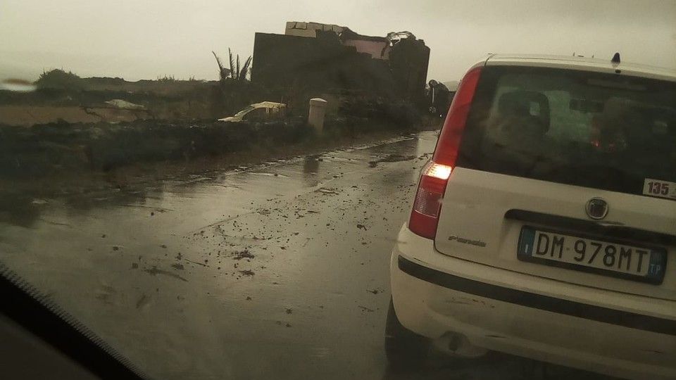 I danni fatti dalla tromba d'aria che ha colpito Pantelleria