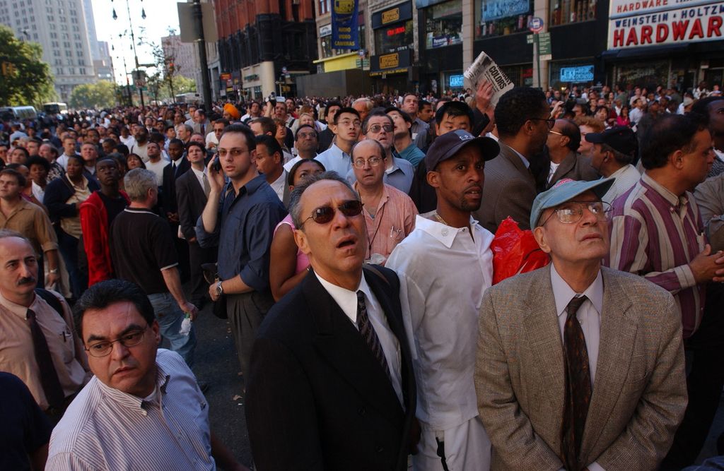 La folla attonita di fronte all'impatto degli aerei sul World Trade Center