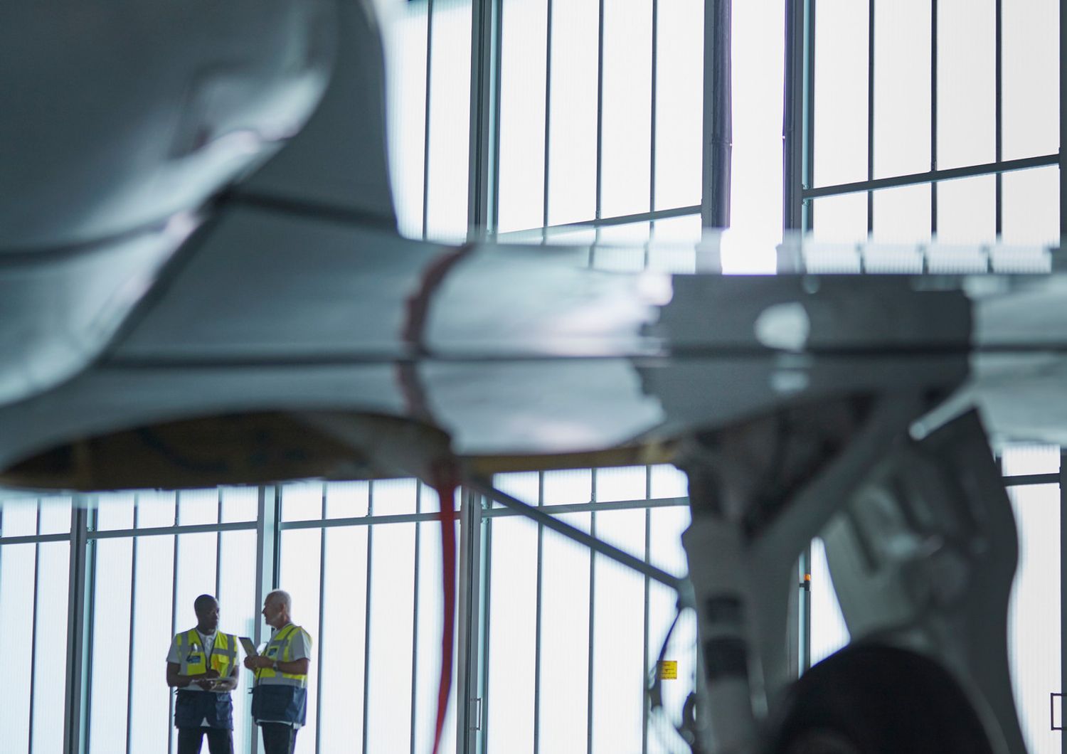 Un aereo privato in un hangar