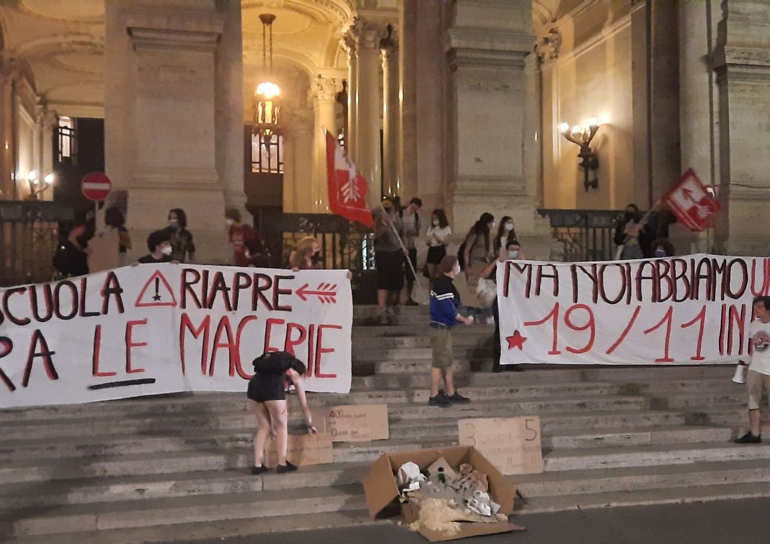 protesta degli studenti sulla scalinata del ministero dell'Istruzione di viale Trastevere a Roma&nbsp;
