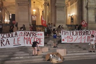 protesta degli studenti sulla scalinata del ministero dell'Istruzione di viale Trastevere a Roma&nbsp;