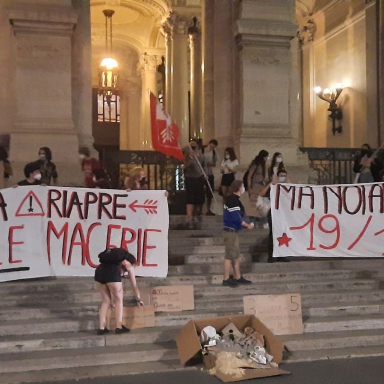 La manifestazione degli studenti davanti al ministero dell'Istruzione