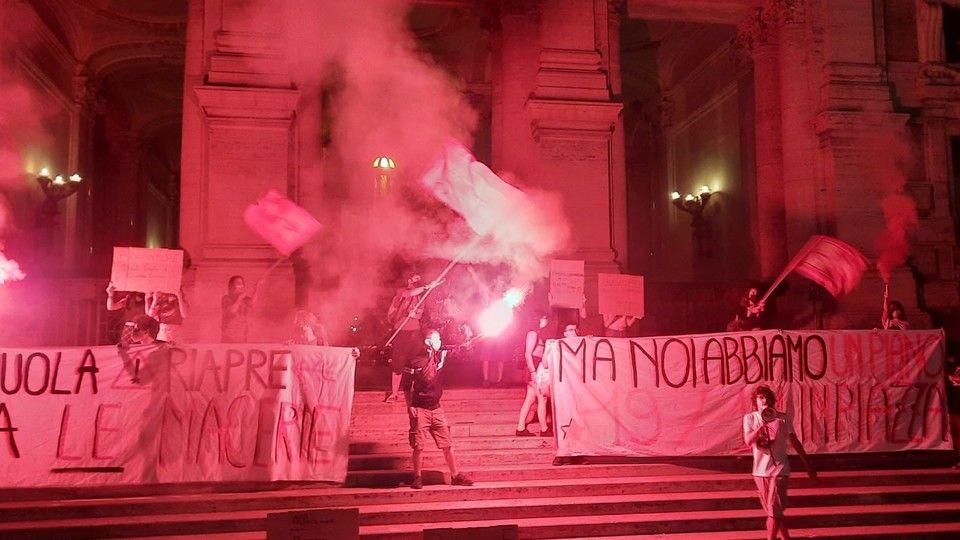 La manifestazione degli studenti davanti al ministero dell'Istruzione&nbsp;