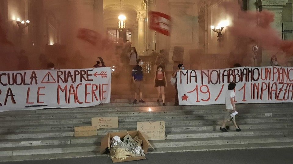 La manifestazione degli studenti davanti al ministero dell'Istruzione&nbsp;