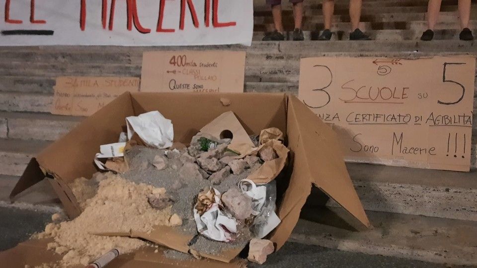 La manifestazione degli studenti davanti al ministero dell'Istruzione&nbsp;