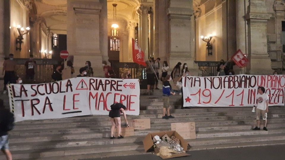 La manifestazione degli studenti davanti al ministero dell'Istruzione