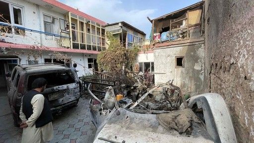 L'auto distrutta dal missile sparato da un drone