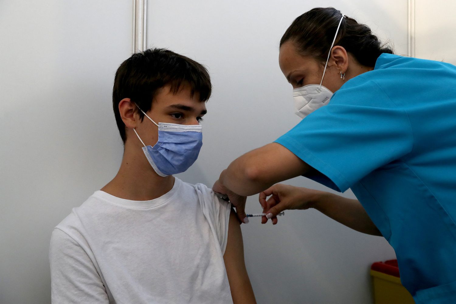 Adolescente riceve vaccino contro il Covid