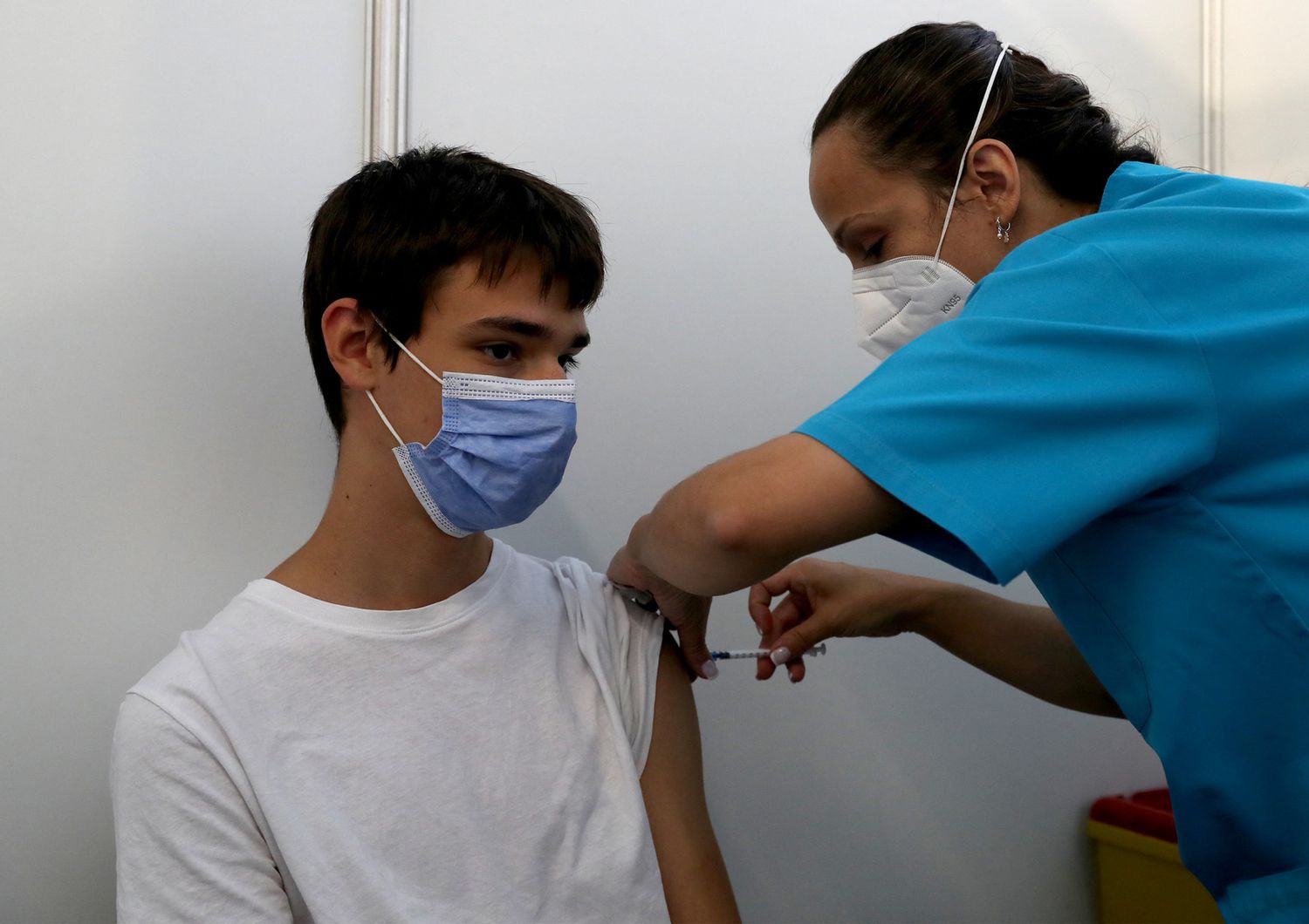 Adolescente riceve vaccino contro il Covid