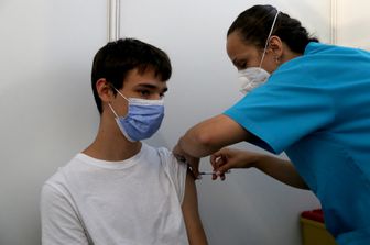Adolescente riceve vaccino contro il Covid