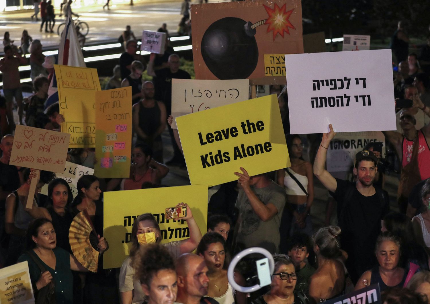 Una manifestazione contro le restrizioni imposte dal governo per la pandemia in Israele