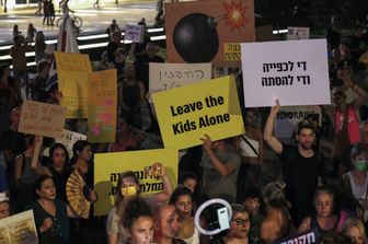 Una manifestazione contro le restrizioni imposte dal governo per la pandemia in Israele