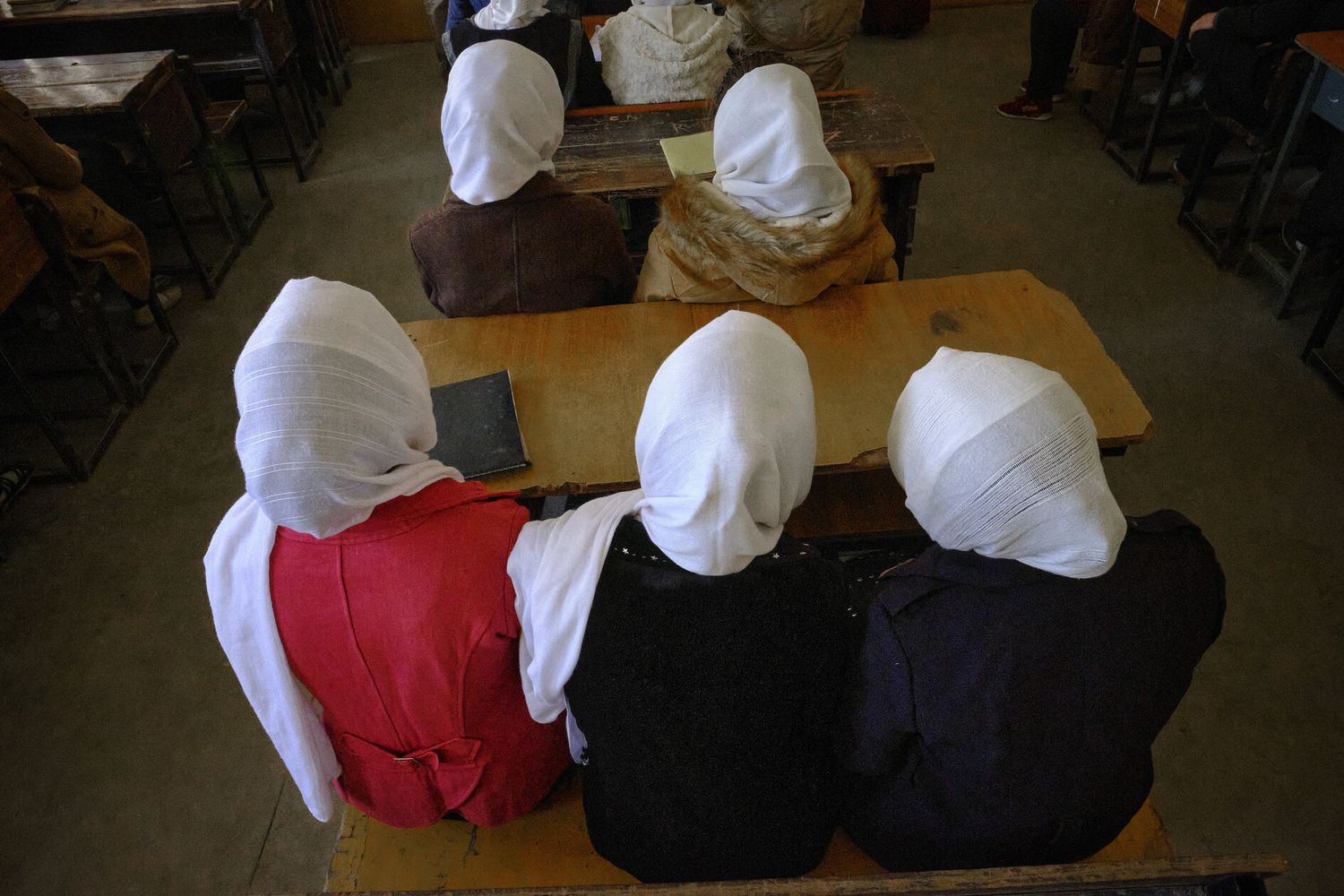 Donne all'interno di una scuola in Afghanistan