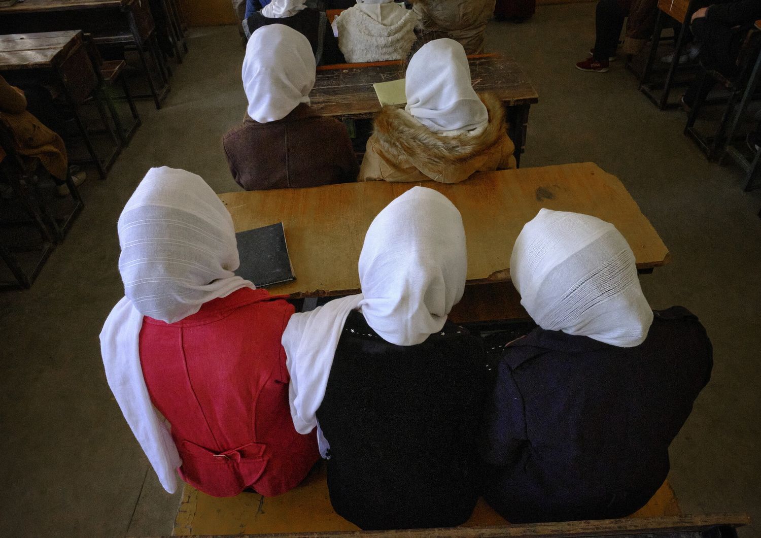 Donne all'interno di una scuola in Afghanistan