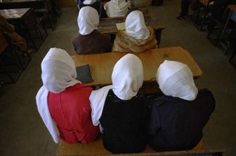 Donne all'interno di una scuola in Afghanistan