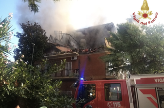 La palazzina distrutta da un'esplosione a Torre Angela, periferia orientale di Roma
