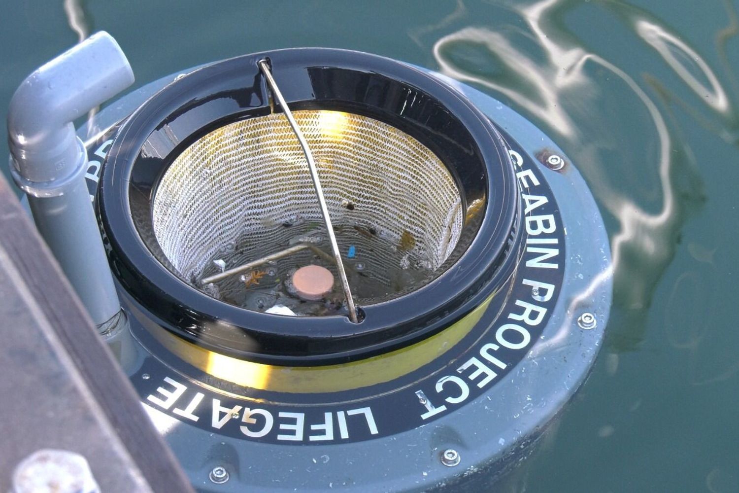 Il 'Seabin' per la raccolta dei rifiuti nel porto di Cagliari