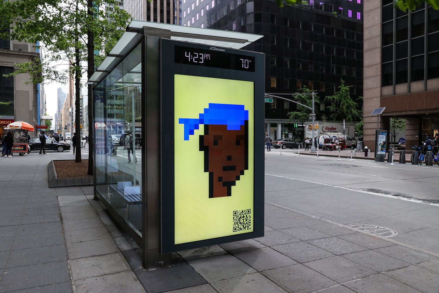 &nbsp;L'immagine di un Nft su una stazione bus di Parigi
