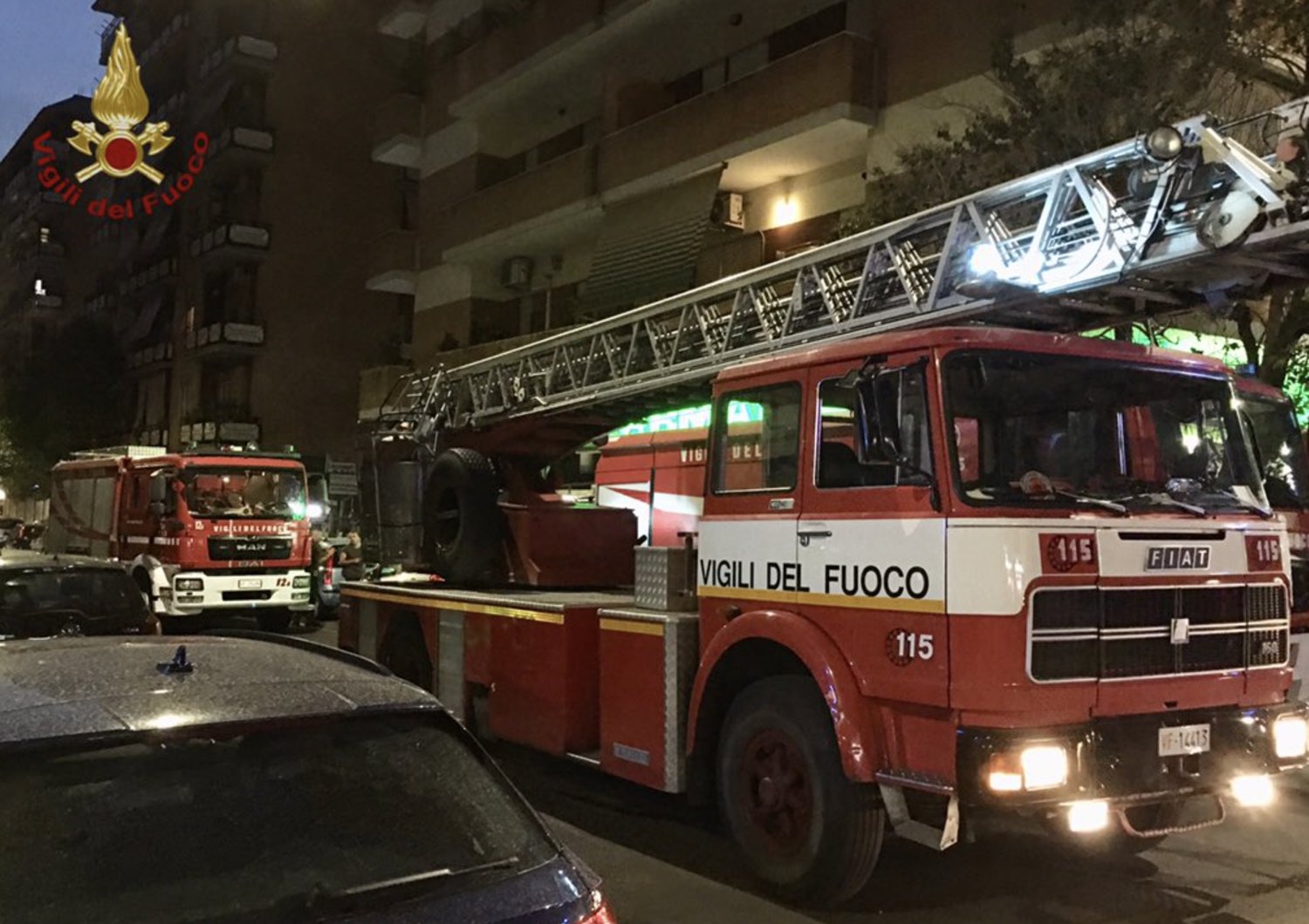 Vigili del fuoco in azione al Tuscolano