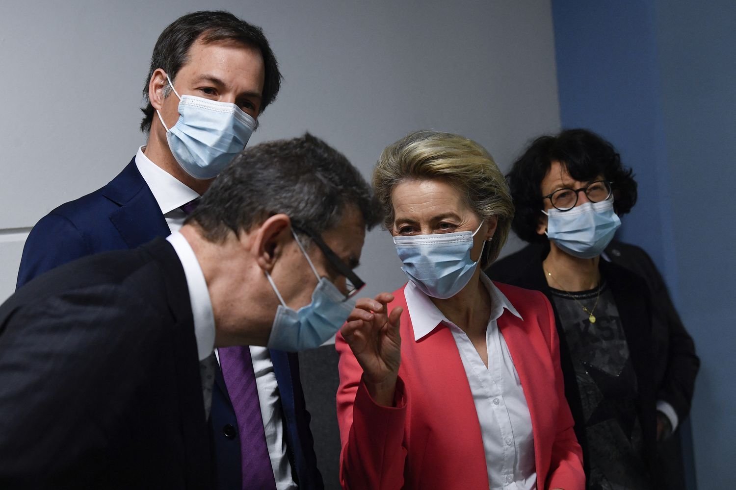 La presidente della Commissione, Ursula von der Leyen, con l'Ad di Pfizer, Albert Bourla