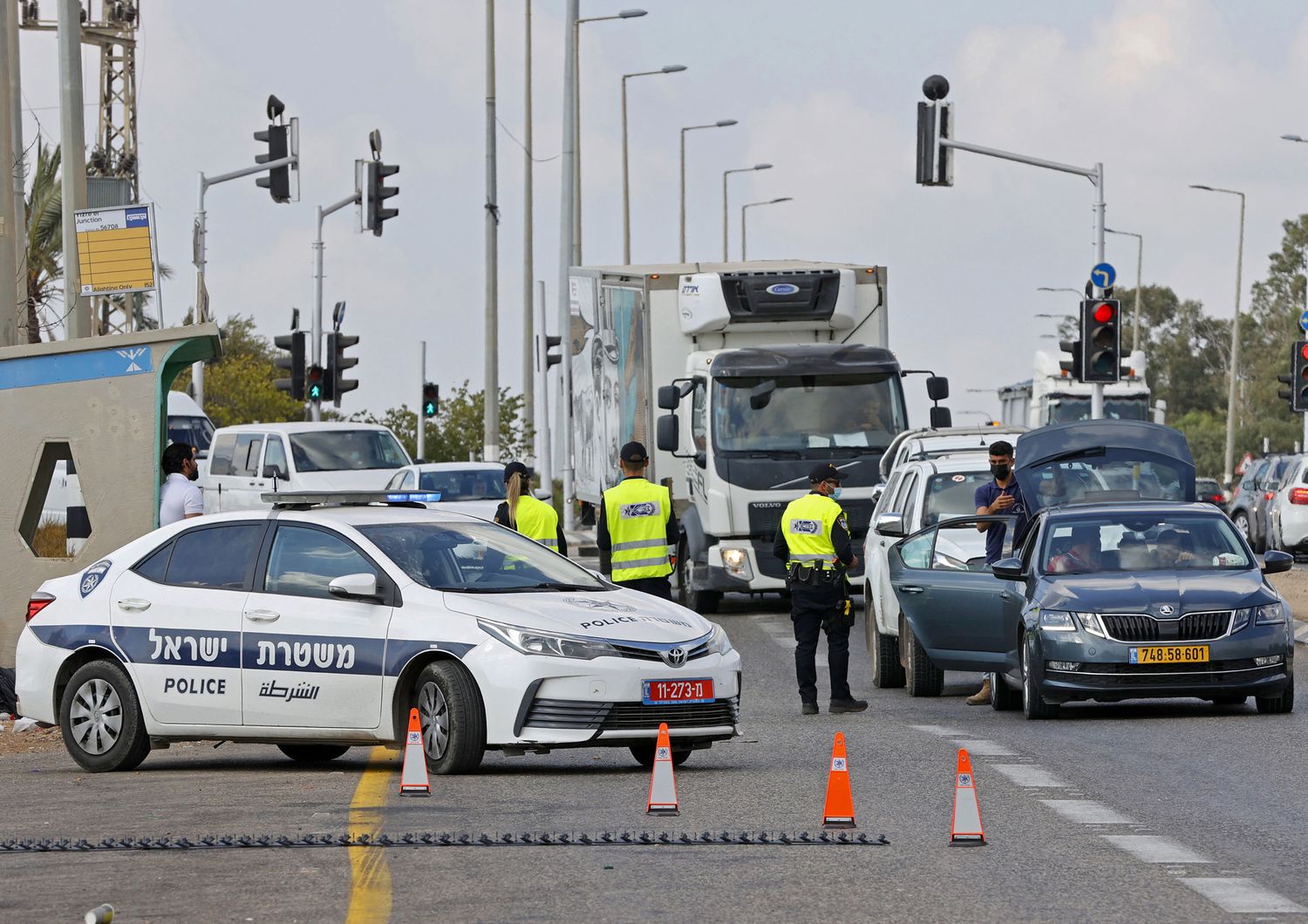 Posto di blocco a Jenin nelle ricerche dei detenuti palestinesi evasi&nbsp;