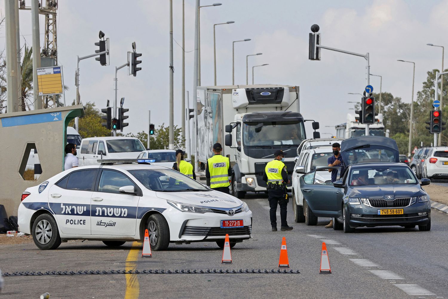 Posto di blocco a Jenin nelle ricerche dei detenuti palestinesi evasi&nbsp;