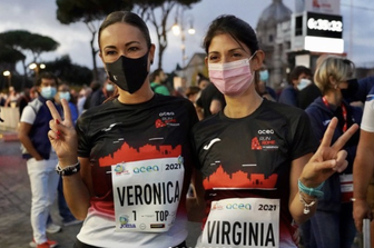 Virginia Raggi alla partenza della Maratona di Roma