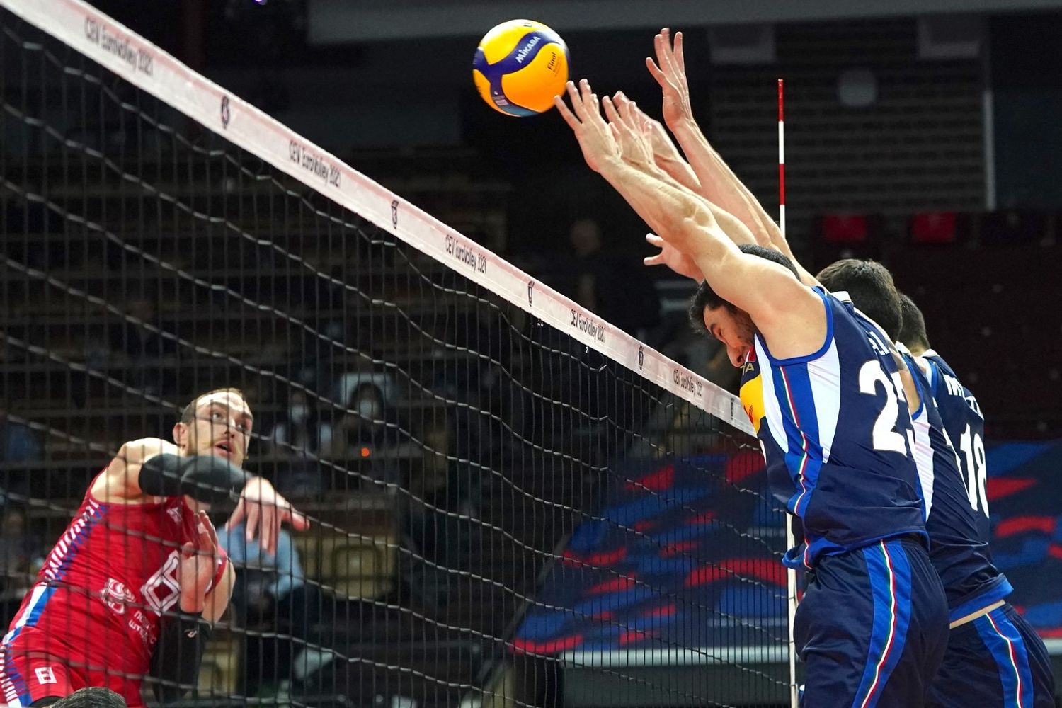 Pallavolo - muro azzurro nella semifinale degli europei contro la Serbia