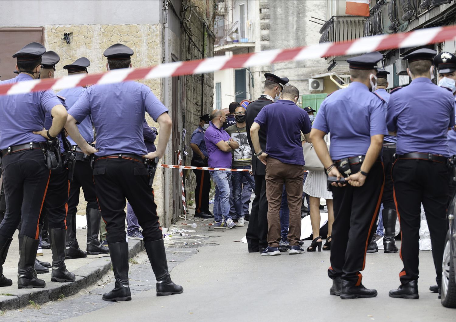 Carabinieri sulla scena di un delitto