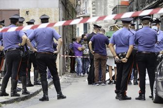 Carabinieri sulla scena di un delitto