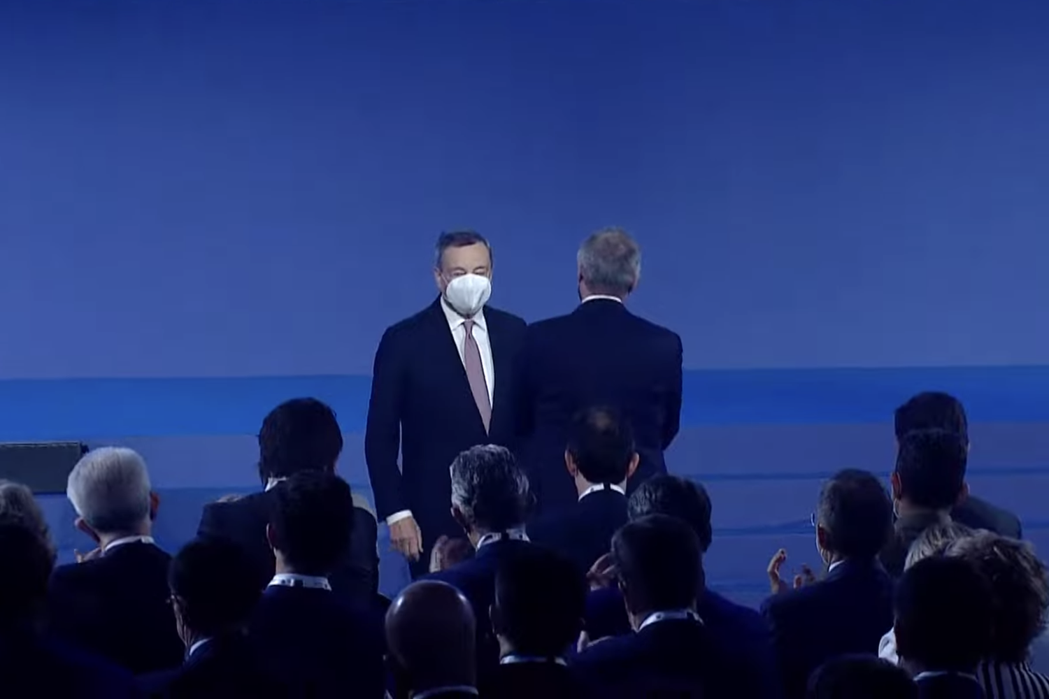 Mario Draghi all'Assemblea di Confindustria (di spalle, il presidente Carlo Bonomi)