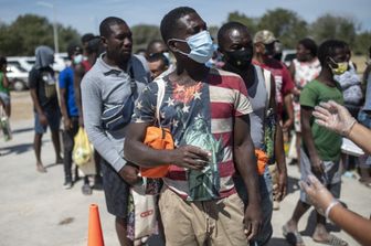 Migranti di Haiti rimpatriati nel loro Paese dopo essere arrivati al confine con il Messico