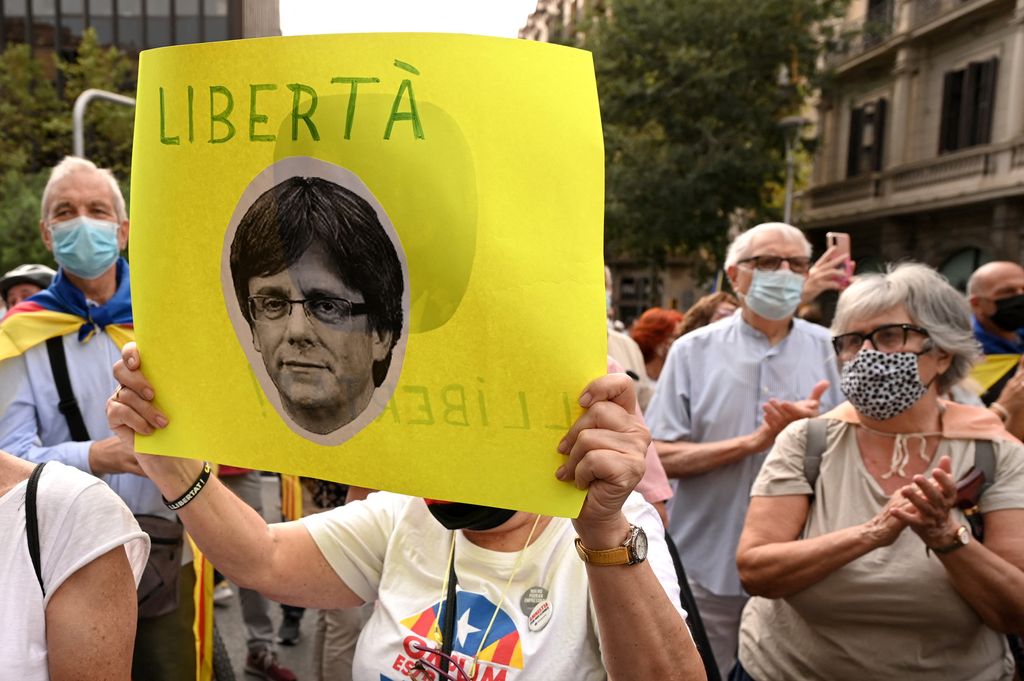 Una manifestazione a Bercellona per la liberazione di Carles Puigdemont